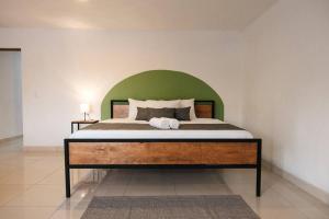 Colomos, 5 BR wAC king bed, backyard & parking.