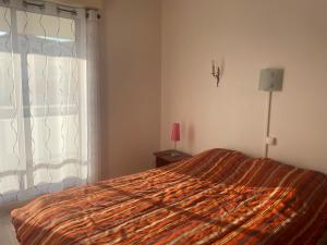 Appartement avec Mezzanine et Parking Privé - Proche Plage et Golf - FR-1-323-321