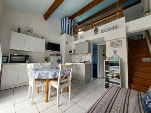 Maisons de vacances Maison avec piscine, tennis et aire de jeux a 950m de la plage de sable fin - Saint-Vincent-sur-Jard - FR-1-336-145 : photos des chambres