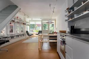 2-bedroom minimalist apartment in Borough