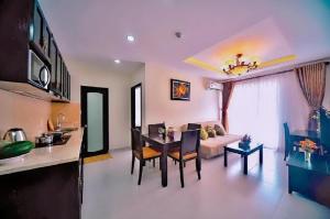 Kosmos Apart Hotel Phu Quoc - Night market & Walkin to beach