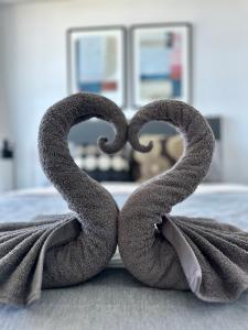 CBD Stunning High Floor View - FREE Parking FREE Netflix FREE Gym FREE Pool FREE Sauna FREE Coffee