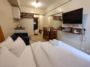 427 Tower 3 Avida Iloilo Pool View Comfy Cozy Central