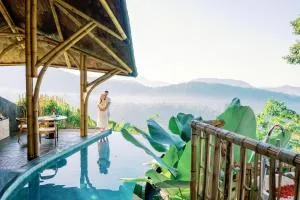 Dreamy Cliffside Bamboo Villa with Pool and View - Klungkung