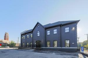 Mins to Broadway with 2 KING beds for up to 6 guests and optional garage parking