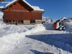 PUY SAINT VINCENT APPARTEMENT T2 BALCON SUPER PANORAMA AVEC PARKING PRIVE COUVERT et PISCINE LETE