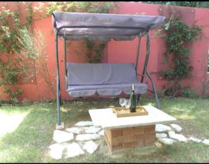 2-bdr apt with shared garden 3 min walk to beach