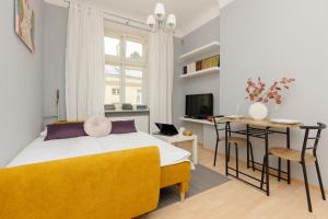 Sunny Studio Lwowska Street Metro by Renters