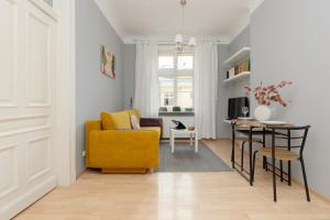 Sunny Studio Lwowska Street Metro by Renters