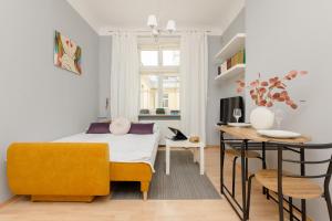 Sunny Studio Lwowska Street Metro by Renters