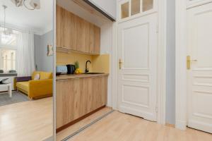 Sunny Studio Lwowska Street Metro by Renters