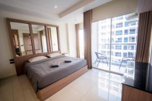 Large 2BR 2BA Condo by the Beach