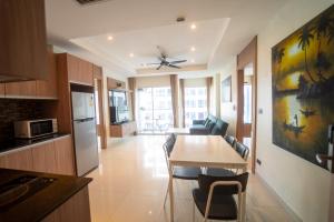 Large 2BR 2BA Condo by the Beach