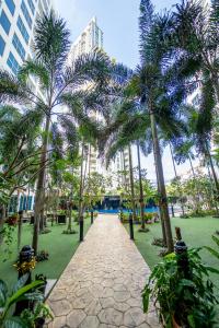 Large 2BR 2BA Condo by the Beach