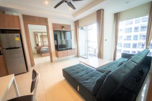 Large 2BR 2BA Condo by the Beach