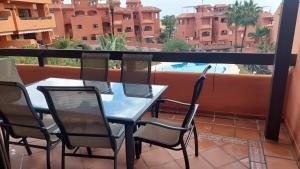 Jardines, piscina y mar