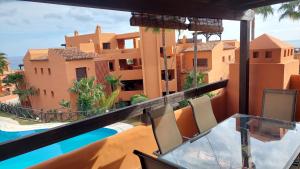 Jardines, piscina y mar