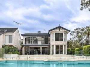 Riverfront Oasis Spacious 5BR Luxury w 10m Pool - Padstow