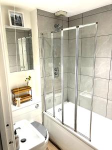 Cosy County House apartment with free private parking Sleeps up to four guests