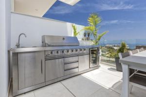 ViVi Homes -Ivy Sea view, bbq & pool