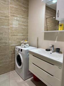 Cozy sea view apt with garage