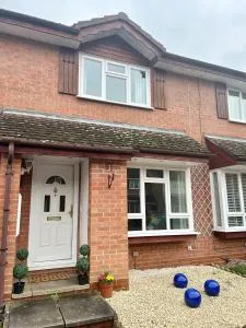 KB51 Charming 2 bed house in Horsham, pets very welcome and long stays with easy access to London, Brighton and Gatwick - Roffey