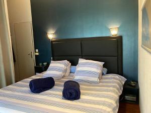 Maisons de vacances VILLA 290m2, piano, piscine et spa, parc arbore, entre Bordeaux et St Emilion : photos des chambres