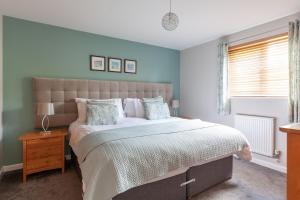 KingFisher Hot Tub & log Burner house on Premium lakeside with Resort Facilities
