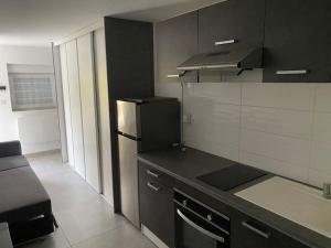 Studio moderne entièrement rénové.