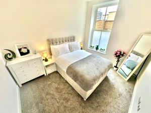 Contemporary Charm by Poole Quay - Two Bedroom Apartment with Garden