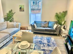 Contemporary Charm by Poole Quay - Two Bedroom Apartment with Garden