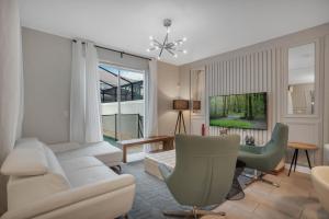 4 Bedrooms 3 Bathrooms Storey Lake 4819 Ds