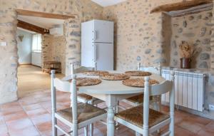 Maisons de vacances 2 Bedroom Stunning Home In Les Mes : photos des chambres