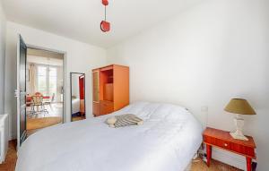 Maisons de vacances 4 Bedroom Amazing Home In Royan : photos des chambres