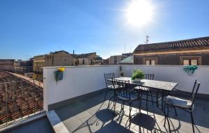3 Bedroom Stunning Apartment In Catania