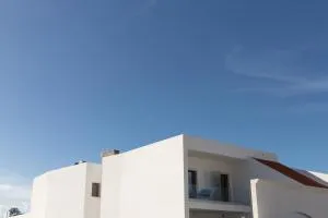 Blank - Alojamento Local - Santo Estêvão