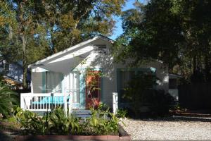 obrázek - Boho Bungalow- Private Side Porch in Downtown Brunswick