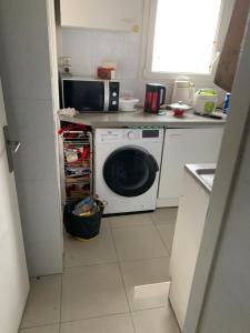 Sejours chez l'habitant Chambre simple avec un lit double a Orly ville : photos des chambres