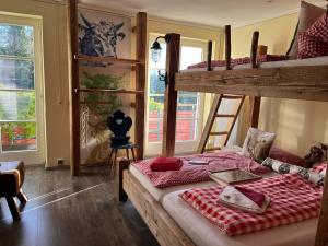 Glückliche Kuh-Villa - Achtsamer Rückzugsort mit Traumgarten, Schwimmteich & Raum zum Sein bis 18 Personen - Allgäu