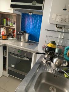 Sejours chez l'habitant Chambre simple avec un lit double a Orly ville : photos des chambres