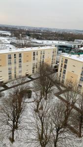 Sejours chez l'habitant Chambre simple avec un lit double a Orly ville : Chambre Double avec Salle de Bains Commune
