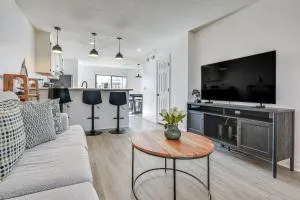 1 Mi to Beach Pet-Friendly Grand Strand Townhome - Longs