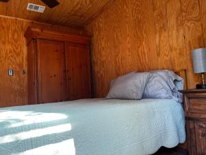 Nueces River Cabins-Elm Cabin