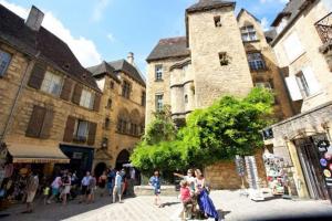Appartements SPACIOUS FLAT WITH AC & 33M² TERRACE IN SARLAT : photos des chambres