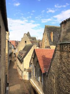 Appartements SPACIOUS FLAT WITH AC & 33M² TERRACE IN SARLAT : photos des chambres
