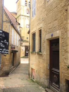 Appartements SPACIOUS FLAT WITH AC & 33M² TERRACE IN SARLAT : photos des chambres