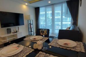 Grand Avenue, Luxury Suite, 72sqm pool view with lounge area