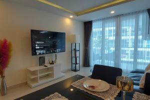 Grand Avenue, Luxury Suite, 72sqm pool view with lounge area