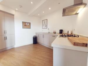 24 CLIFF APARTMENT-3 BED-GROUND FLOOR-SEA VIEWS