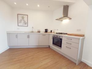 24 CLIFF APARTMENT-3 BED-GROUND FLOOR-SEA VIEWS